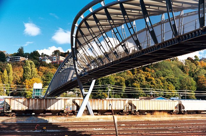 800px-Amgen_helix_pedestrian_bridge_3