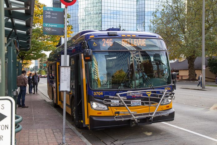 1200px-King_County_Metro_New_Flyer_XDE35
