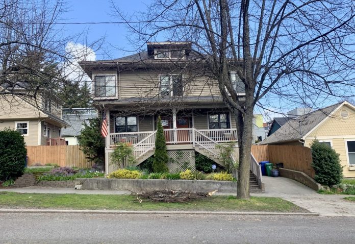 83B5C1EB-7DB0-4A71-808C-F741DC64DEB0_1_201_a Look carefully, what appears to be a single family residence here is actually a duplex. (Photo by author)