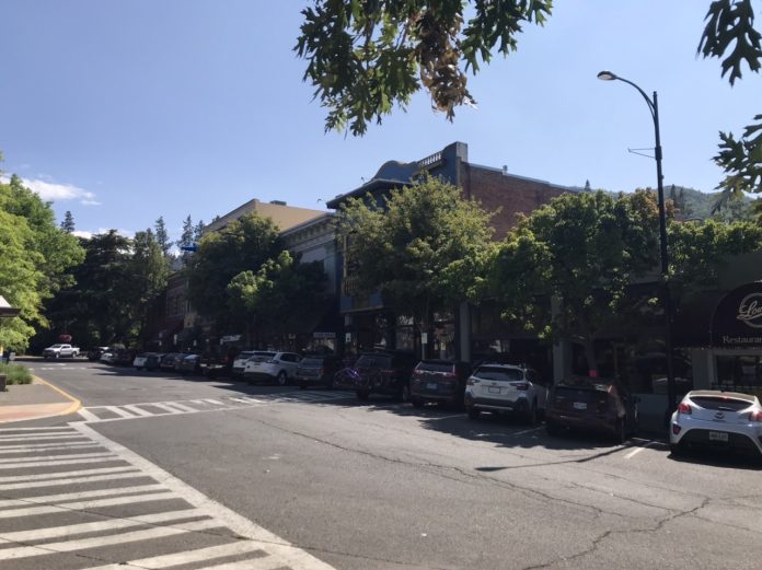 4A13E5AC-3A52-4B6B-A8E5-CA18774580FE A block in the city center of Ashland, Oregon.