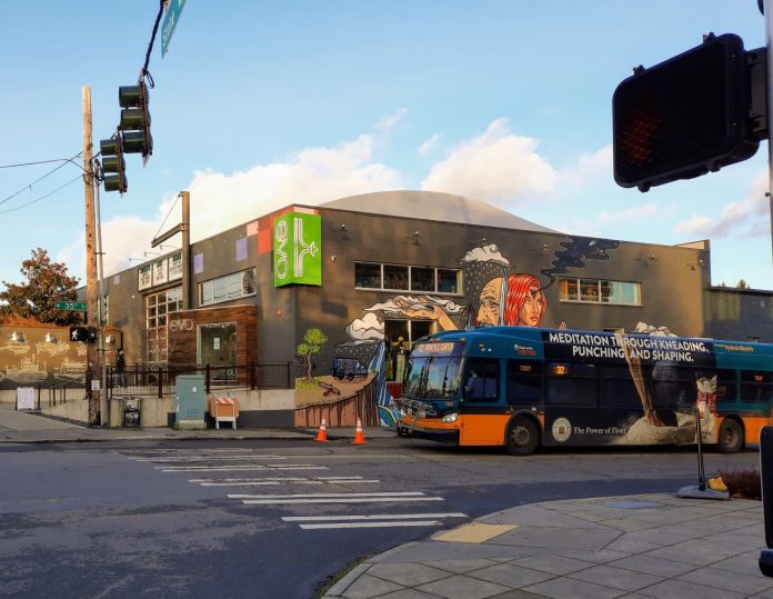 Route 32 by Evo A Metro bus with the Evo store mural in the background.
