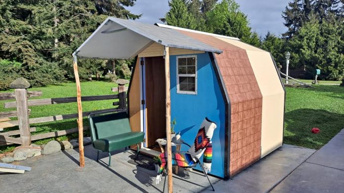 182168323_285057633250102_4955950867860925262_n A view of a tiny house creation with a front porch from LiteHouse Shelters.