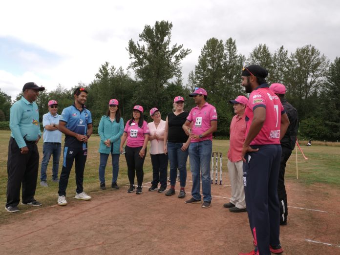 FYYhMB6UsAA-giF Elects and pro cricketers at Tollgate Farm Park