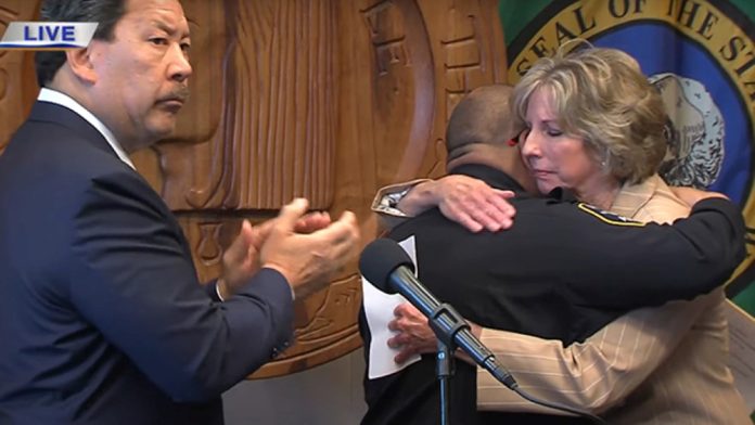 Sue Rahr and Adrian Diaz hug at Harrell conference 1000