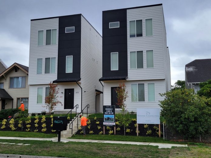 Tacoma DADU by Kevin Le A three story pod of detached townhomes