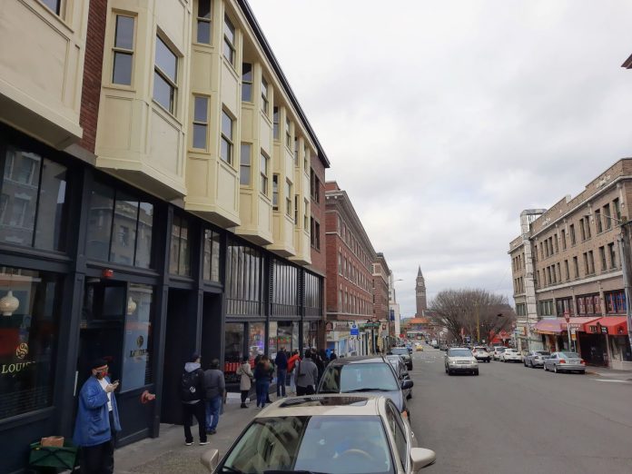 Louisa Hotel and King Street crowds by Doug Trumm 20210326
