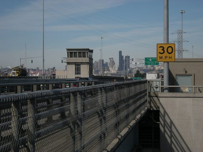 Seattle_-_1st_Ave_S_Bridge_looking_toward_Seattle