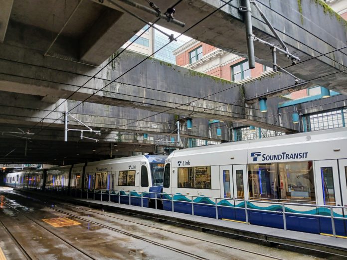 A recessed station open to the air through concrete supports
