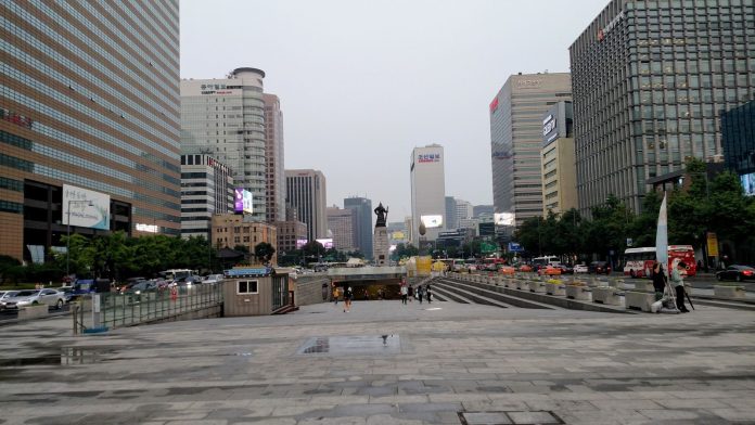 Seoul Gwanghwamun Plaza with statue and subway entrance - Trumm_20170706